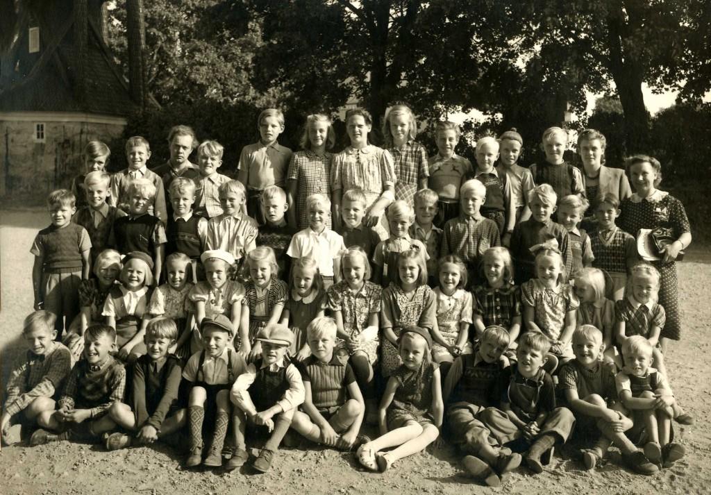 VÄSTERMO KYRKSKOLA, Klass 1-6, 1947 Rad 1 (främre raden), Rolf Andersson, Nystugan, Stig Dahlberg, Wij Marielund, Bertil Axelsson, Wij, Conny Kvick, Malmberga, Stig-Göran Andersson, Berghem, Anders