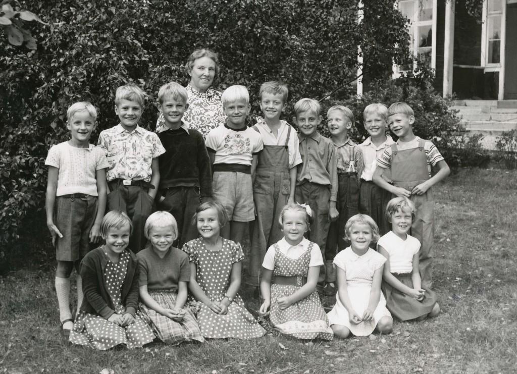 BJÖRSTORPS SKOLA 1955-56, klass 1 och 2 Stående fr.