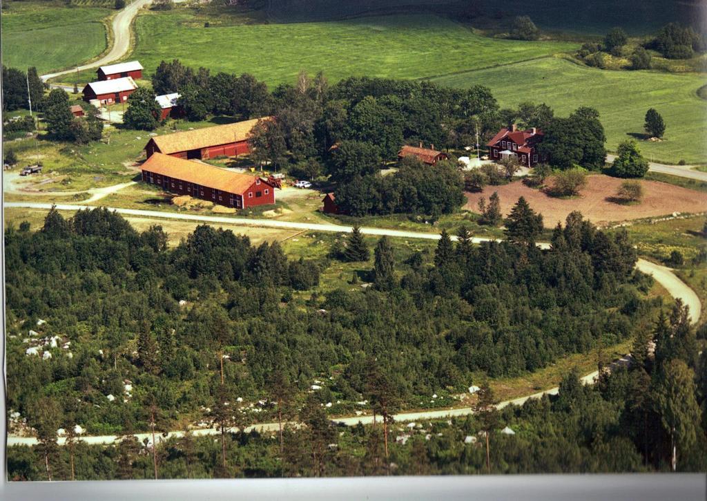 Långby, Badelunda, en gård på ca 60 hektar som familjen Svanbom arrenderade från 1924 till 1957. Den lilla gården, ett f.d. gästgiveri, var Christers hem från 1943 till 1957.