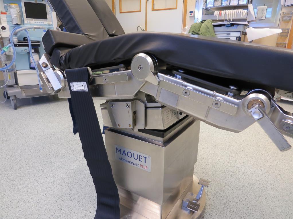 Höj upp ryggplatta till önskat läge samt vinkla underbensdelen, komplettera med att tippa bordet med huvudändan ner. Patienten ska sitta centralt på operationsbordet.