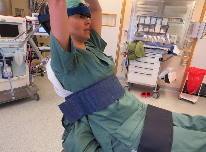 Ta bort ryggplattan på den sidan som ska opereras. Hantera skadad arm varsamt! Armbord special finns i ortopedförråd 3. Fäst remmen runt bröstkorgen.