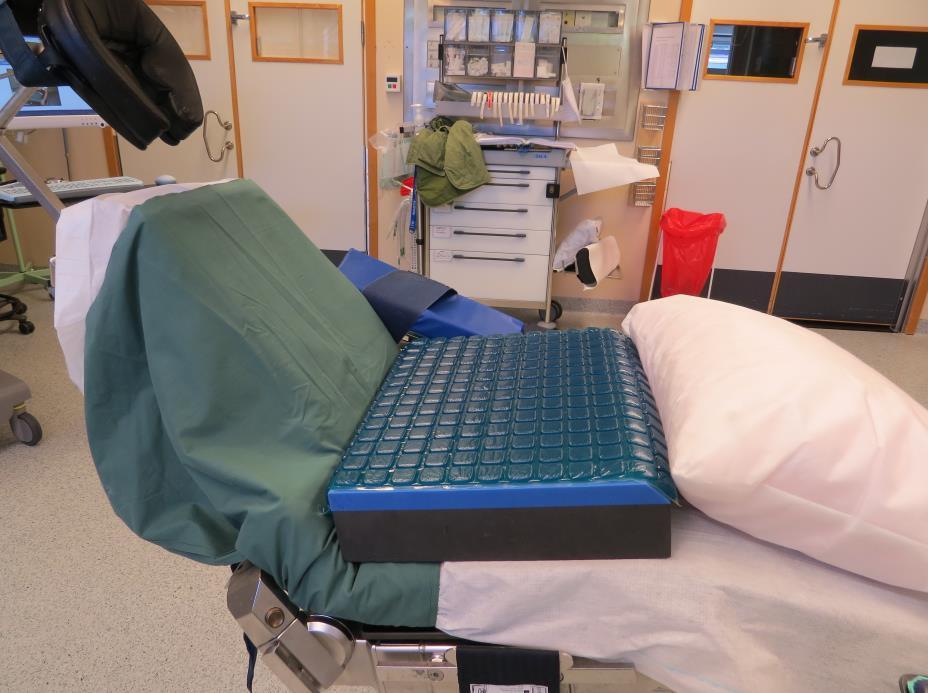 När det är komplicerat att få patienten att sitta bra på axelbordet är det extra viktigt att alla i teamet operationslaget, anestesiläkare och operatör - samarbetar och använder de hjälpmedel som