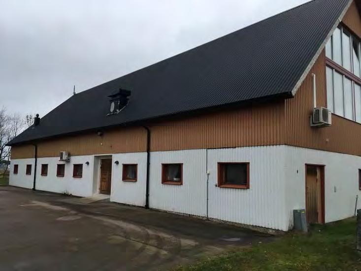 Fasad mot innergården. Fasad mot väg 518. Industribyggnader på fastighet Mellby 23:22, som ligger i planområdets nordvästra hörn.