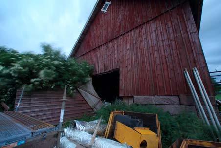 Boplatserna är dock koncentrerade till små rester av gammal skog och till gårdsmiljöer.