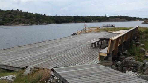 De två större badplatserna som återfinns på varsin sida av ön drivs och iordningställs av samfälligheter och föreningar.