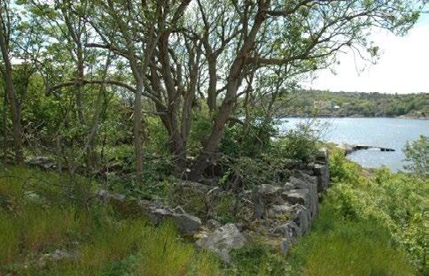I kulturlandskapet finns tre bondgårdsmiljöer. Området kantas i söder av en brant sluttande bergsformation och ett lövskogsbälte med inslag av ädellövskog.