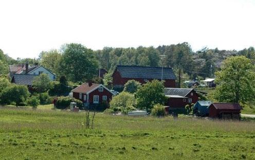 Öster om de båda gårdarna ligger den tredje gården. Den är belägen tätt inpå en vägsträckning och i det öppna landskapets blickfång.