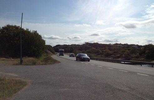 Vid infarten är det trångt för två bilar att mötas och Tjällviksvägen är generellt för smal. Flertalet mötesplatser har konstruerats längs med matargatans sträckning.