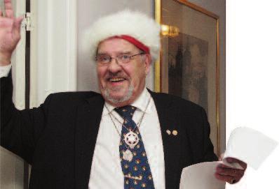 ... började resten av julbuffén dukas upp bakom fördragna draperier.