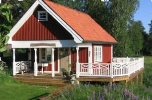 1. Den centrala delen av Broddbo består av det gamla stationssamhället. Här finns större villor som byggdes under 1900-talets början. Trädgårdarna är stora och lummiga.