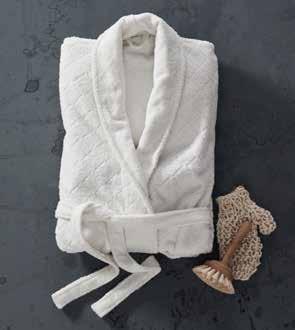COLLINS BATHROBE AND TOWELS IN LUXURY TERRY COLLINS HANDDUKSSET Stiligt handduksset tillverkat av jacquardvävd 450 gsm