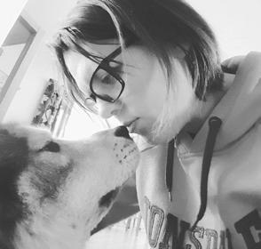 Jag heter Christina Haggren och är snart 36 år. Jag bor med min sambo och våra 3 eurasier Bonzo 7 år, Frisse 5 år och Doris 3 år, på en liten gård strax utanför Upphärad.