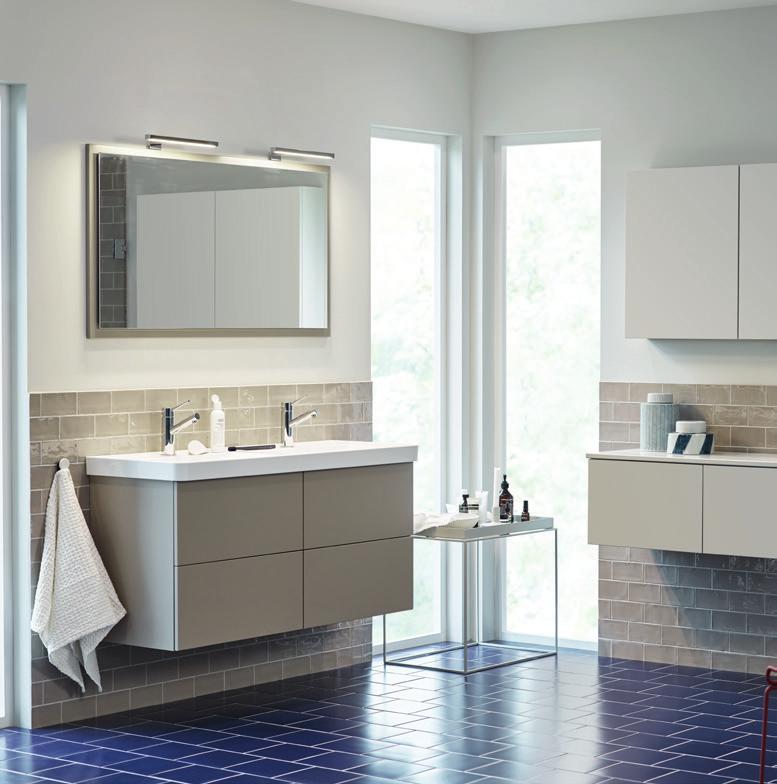 Mezzo Ett badrum där det finns plats för flera. Det praktiska dubbeltvättstället är relativt kompakt och är lätt att placera. Sidoförvaringen ger en trevlig rumskänsla som förstärks av färgvalen.