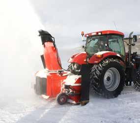 Sidovingarna är avtagbara, och på detta vis banar den stora inmatarskruven, ø85 cm, vägen för resten av snöfräsen. Därmed undviker man att snöfräsen överstyr traktorn.