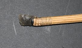 En trädstam måste kunna böja sig när det blåser. Den egenskapen är jätteviktig när man gör pilbågar.