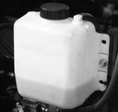 Kontroll av kylsystemet Kontrollera kylvätskenivån varje dag innan motorn startas. Systemet rymmer 0,4 liter.. Ta försiktigt loss kylarlocket och locket på expansionstanken (fig. 3).