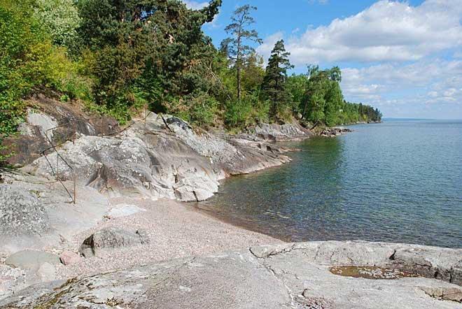 Vättern, Jungfruviken. Klippig strand förekommer vissa sträckor mellan Granbäck och Tjuvanabben.