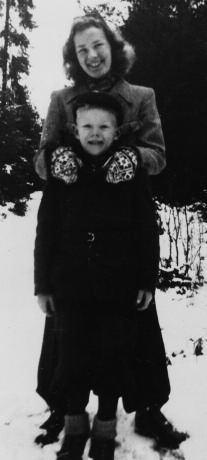 Hasse med kusinen Bernt G och hunden Key 1939. Familjen bodde på den tiden i den högst belägna bostadsfastigheten i Hovslätt, Solelid Lindbacken 3.
