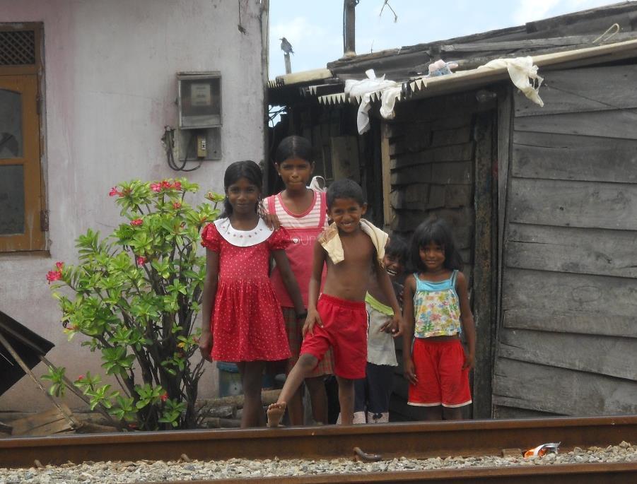 Glada och nyfikna barn på Sri lanka /Foto: Erna Lagerfors Normalt avslutas fadderstödet när barnen är 18 år och slutar gymnasiet eller om de börjar arbeta innan och slutar skolan.