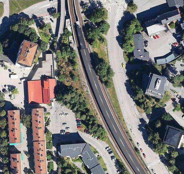 DAGVATTENUTREDNING SIRAPSVÄGEN 5 2 Befintliga förhållanden Planområdet domineras idag av en mindre, skogsklädd bergknalle (+ 40-43 m) samt en vändplan/parkeringsyta (+ 38 m) till vilken Sirapsvägen