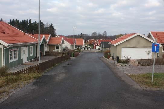 Foto från infarten i den södra delen av planområdet. Föreslagen användning Detaljplanen säkerställer byggrätt för de befintliga bostadsbyggnaderna med tillhörande komplementbyggnader.