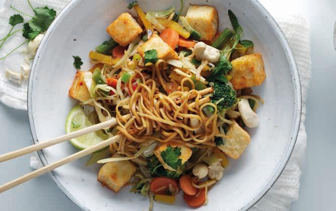 Grönsakswok MED ÄGGNUDLAR & TOFU 4 PORT, CA 30 MIN 250 g äggnudlar 300 g