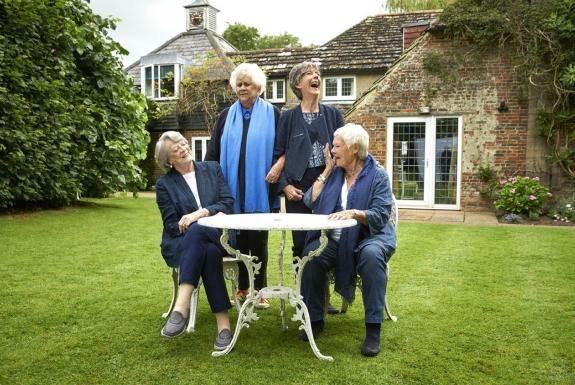 NOTHING LIKE A DAME BLACKkKLANSMAN UNGA ASTRID Skådisgiganterna Judi Dench, Maggie Smith, Joan Plowright och Eileen Atkins släpper in publiken i en