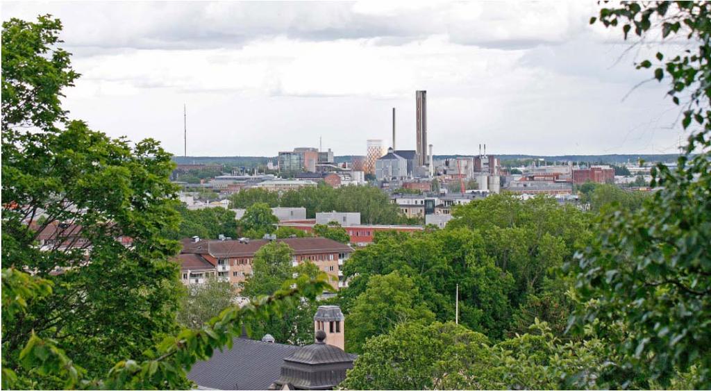 PLANENS KONSEKVENSER, fortsättning Från...Uppsala slotts östra sida syns den nya pannbyggnaden bakom rökgasreningsanläggningen från 1992.