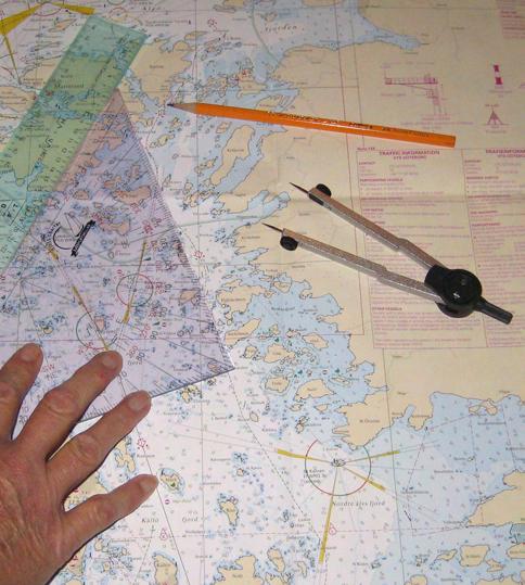 Radarnavigering Radar blir allt vanligare ombord i fritidsbåtar. Till skillnad från e-sjökortet visar radar delar av den verklighet som finns runtomkring, ekon från båtar, prickar, öar.