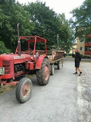 Sommarfesten Årets sommarfest besöktes av närmare 50-talet boende som kom för att fika och umgås vid den illa grusplanen vid Stagneliusgatan 15.