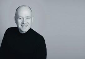Här kan växter slingra sig, barn leka och cyklar parkeras. Även om husen har flera våningar så känns entréerna ändå privata, tack vare loftgången. Nästan som radhusentréer, fast högre upp.