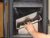 Aska Som tidigare beskrivet bör det finnas ett ca 1 cm isolerande asklager i botten av brännkammaren för att man ska få hög förbränningstemperatur.