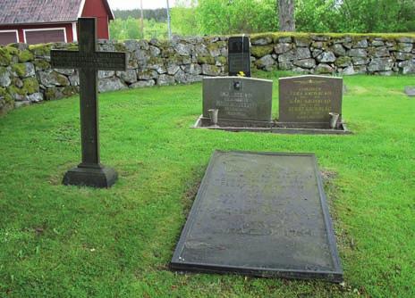 Det som är speciellt för Nottebäcks kyrkogård är det stora antalet järnvårdar.