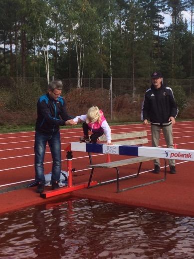 Maria och Stina Esbjörner i en våt och rafflande kamp under invigningen av vattengrav/hinder.