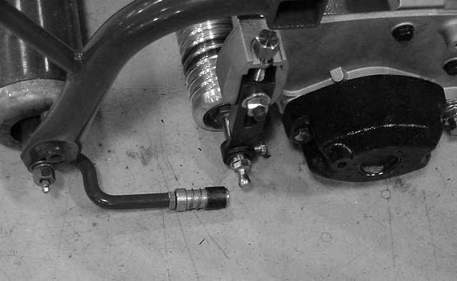 Installera klippenheterna För klippenhetsmodeller 0460 och 046 Observera: Förvara klippenheternas cylindermotorer i stödrören framtill på ramen när du slipar knivarna, ställer in klipphöjden eller