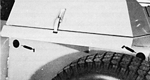 Figur 5 Smörj alla smörjnipplar. Måla i skadad lack. Undersök glödstift och insprutarmunstycken om motorn är trögstartad eller om överdrivet mycket rök eller ojämn gång uppmärksammas.