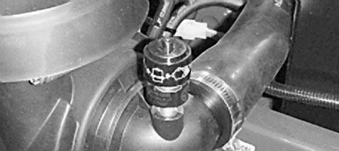 Ta bort kåpan från stommen (fig. ). Rengör kåpan invändigt. Rengöring av luftfiltret A.
