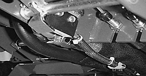 3 Figur 40. Parkeringsbromsens säkerhetsströmbrytare. Parkeringsbromsens svängtappspaddel 3. Ledningsnätskontakt 3.