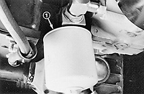 Byte av hydrauloljefilter Hydrauloljefiltret håller hydraulsystemet relativt fritt från föroreningar och måste underhållas med regelbundna intervaller.