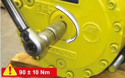 Bild 147 Bild 148 Montera bogseringsanordning (tillval) Vid motor- och/eller hydraulfel finns det ingen olja