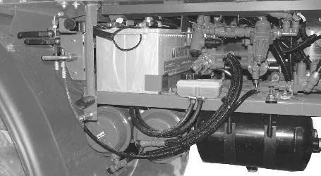 13 Motorns elektriska system Det måste finnas en bra ledande förbindelse mellan motorn och jordanslutningen för batteriet. Alla delar i systemet, t.ex.