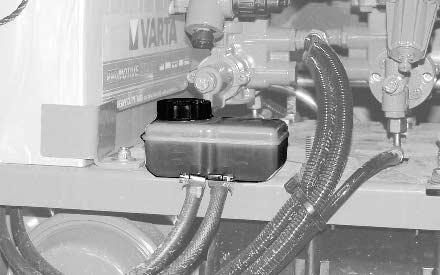 Rengöring, underhåll och service 14.6.17 Hydraulisk del av bromssystemet Kontrollera bromsvätskenivån Kontrollera bromsvätskenivån: Expansionskärlet är fyllt till markeringen "max.