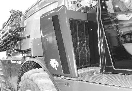 Konstruktion och funktion för transportfordon 5.14 Kylare Maskinen är försedd med totalt fyra kylare bakom hytten.