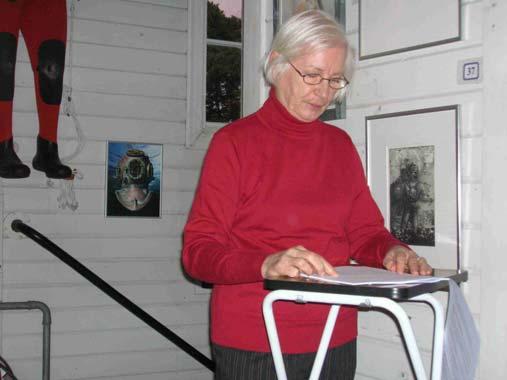 Suzanne Lundgren (ovan), dotterdotter talar medan plåten monteras av Lars Holm och Hans Örnhagen.