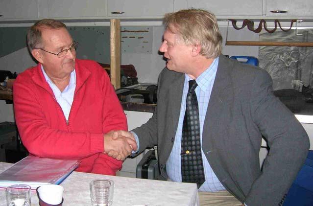 Övriga i bild är styrelsemedlemmarna Nagamon Andersson, Jaan Joandi och Steven Eriksson, bortifrån på bordets vänstra sida, och Hans Bohlin, Bert Westenberg, Lars Gustafsson och Lars Holm på bordets