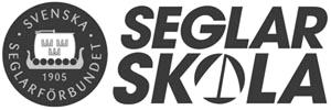 För att delta i Seglarskolan skall man ha fyllt 8 år och kunna simma 200 meter.
