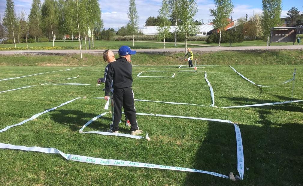 Hur bygger man en labyrint? Var förberedd på att det tar tid att bygga upp en labyrint. Du behöver över en timme att förbereda dig. Du behöver ett område på ca 50 x 80 m.