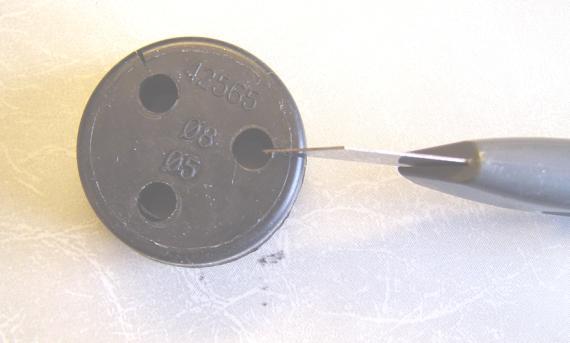 Gummipackningen som användas är en 3 håls variant med håldiameter beroende av kabelns dimension.