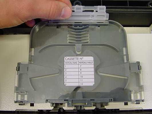 (6) Kassettpacketets olika delar. Fäst den första kassetten på kassetthållaren med den medföljande skruven.