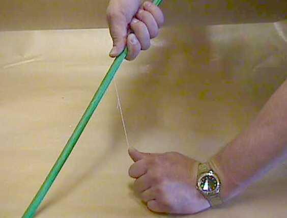 Gör en markering på manteln 170 cm från änden. Ringskär försiktigt vid markeringen. För att frilägga rivtråden (gäller Nexans kabel) skalar man försiktigt bort 10-15 cm av manteln i änden.
